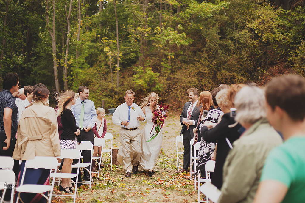 Intimate DIY wedding in Mount Vernone, Skagit Valley. Vintage rustic style wedding day. Fall colors, greenery and rocks. 