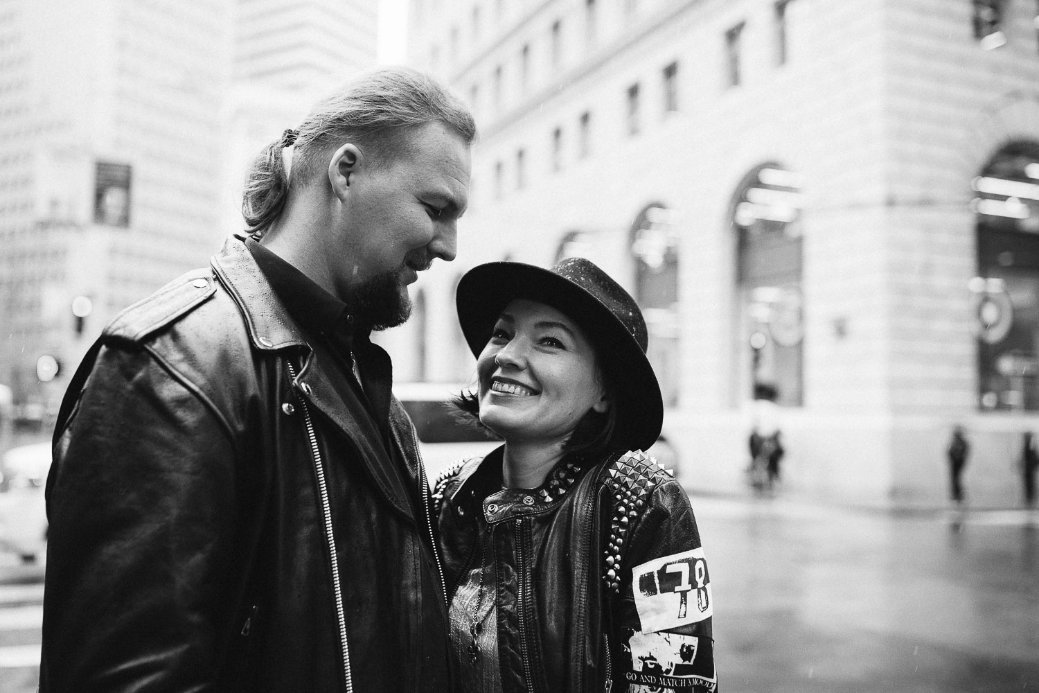 Rock'n'Roll elopement in San Francisco Downtown in rainy weather. Hard Rock bikers wedding. Leather jackets and biker boots.