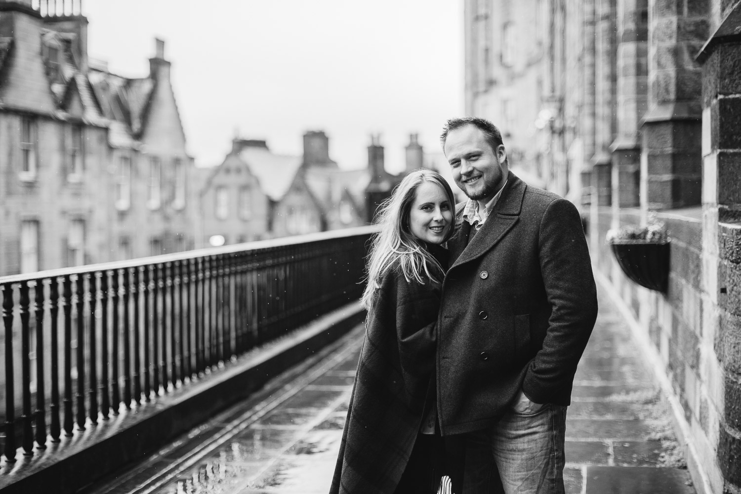 Moody spring engagement session in Old Town of Edinburgh, Scotland. Royal Mile rainy engagement.