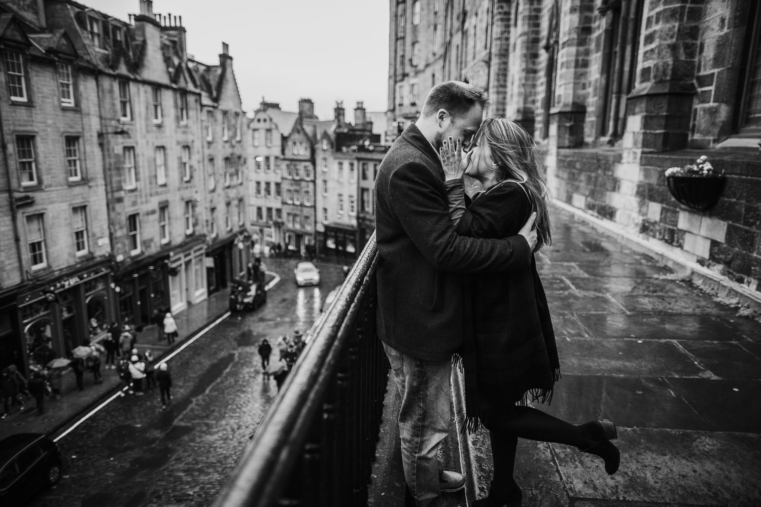 Moody spring engagement session in Old Town of Edinburgh, Scotland. Royal Mile rainy engagement.