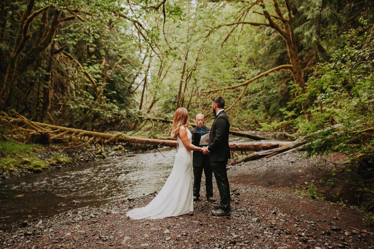 Lake Crescent rainy elopement at Olympic Peninsula. Rain forest intimate ceremony. Hiking to elope at Marymere Falls