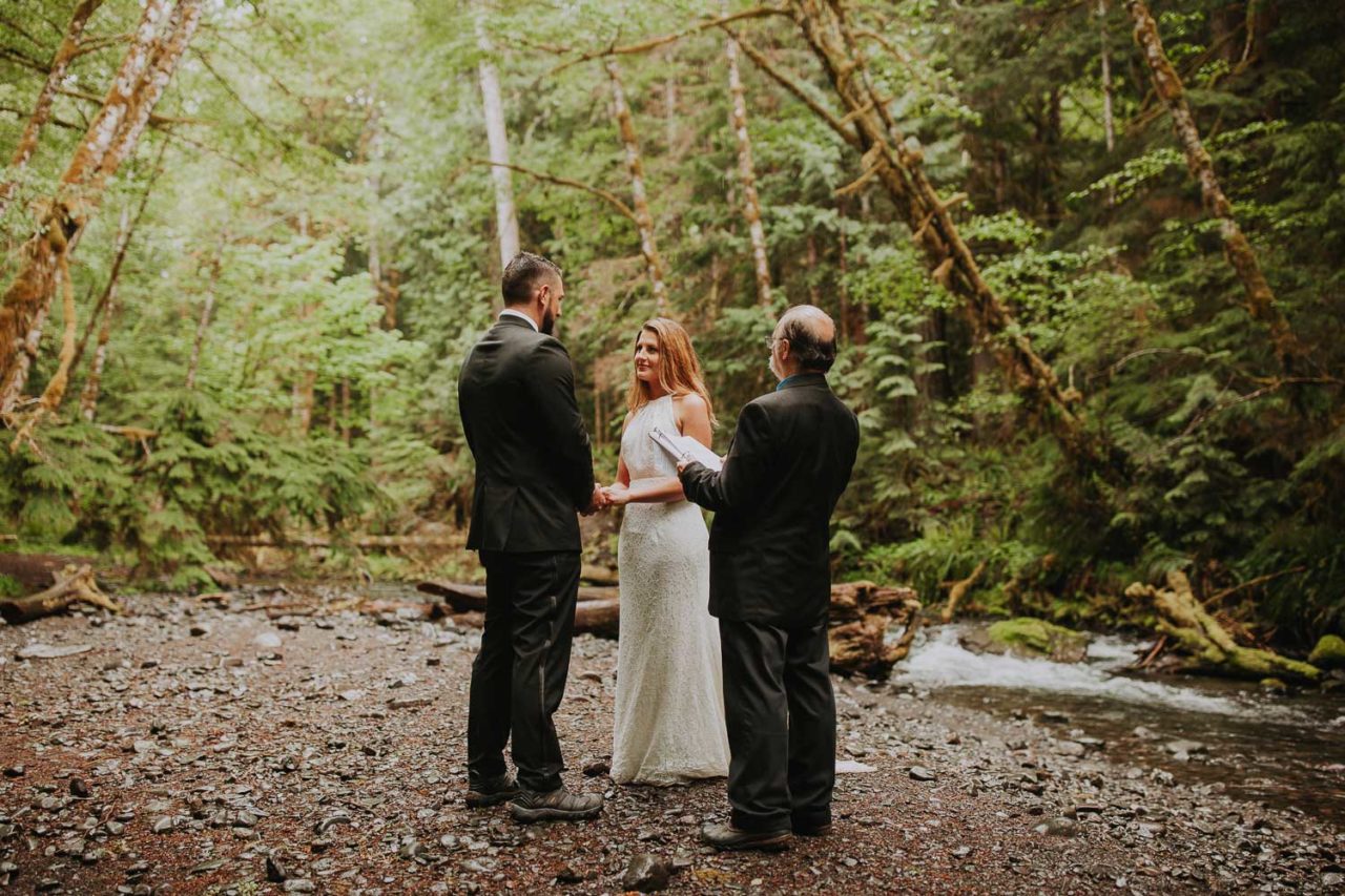 Lake Crescent rainy elopement at Olympic Peninsula. Rain forest intimate ceremony. Hiking to elope at Merymere Falls